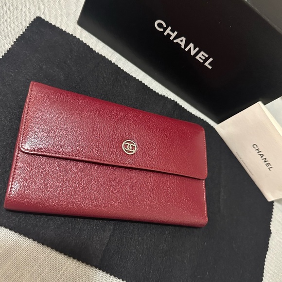 Rare Find! CHANEL Wine Color Silver Interlocking CC Wallet with Elegant Design - Picture 1 of 17